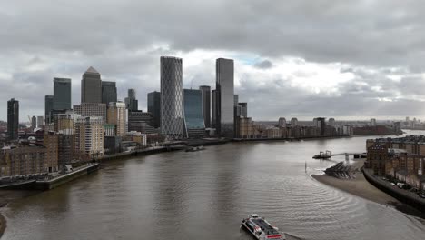 Cielos-Tormentosos-Sobre-El-Distrito-Financiero-De-Canary-Wharf,-Londres,-Reino-Unido,-Vista-Aérea-De-Drones