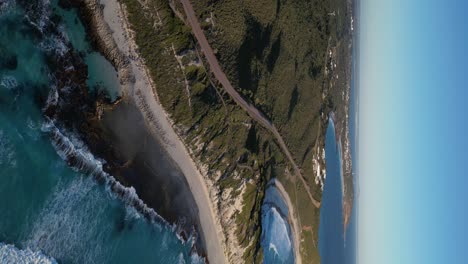 Vista-De-Drones-De-4k60-De-La-Playa-De-Salmón-Y-La-Playa-De-Cielo-Azul-En-Australia---Imágenes-Verticales