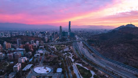 Sonnenuntergang-Hyperlapse-Skyline-Bei-Santiago-De-Chile-Stadt-Herbstliche-Berg-Stadtbild