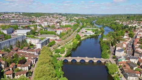 Pedestrian-old-bridge-of-Saint-Etienne-on-Vienne-River,-Limoges-cityscape,-France