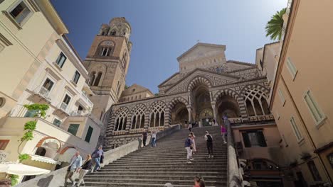 Die-St.-Andreas-Kathedrale-Befindet-Sich-In-Der-Stadt-Amalfi,-Einer-Touristischen-Stadt-An-Der-Amalfiküste-In-Süditalien