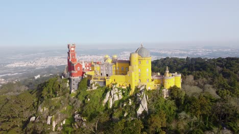 Castillo-De-Cuento-De-Hadas:-Palacio-Real-De-Pena-En-Sintra,-Portugal:-Vista-Panorámica-De-Lisboa