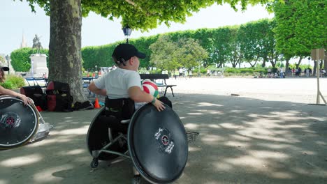 Toma-En-Cámara-Lenta-De-Niños-Discapacitados-Practicando-Deportes-En-Silla-De-Ruedas-En-Un-Parque