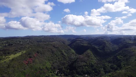 Imágenes-Aéreas-En-La-Costa-Norte-De-Oahu,-Hawaii,-Girando-Para-Mostrar-La-Región-Montañosa-De-La-Selva-Tropical-Girando-Para-Mostrar-La-Vista-Del-Océano-Pacífico-En-Un-Día-Soleado.