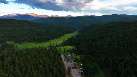 Restaurante-Con-Alquiler-De-Cabañas-Y-Parque-Para-Casas-Rodantes-En-Medio-De-Exuberantes-Colinas-Verdes-En-Lolo,-Condado-De-Missoula,-Montana