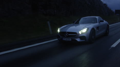 Mercedes-Benz-Se-Divierte-En-Un-Crucero-Nocturno-Por-La-Autopista-De-Nannestad,-Noruega:-Plano-Amplio-Y-En-Movimiento