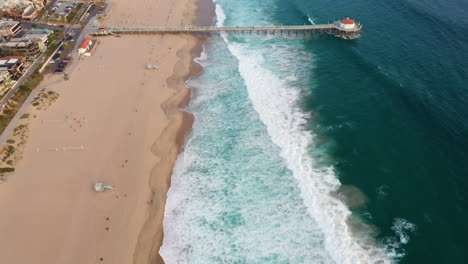 Larga-Costa-De-Arena-Con-Olas-Espumosas-En-El-Muelle-De-Manhattan-Beach,-California,-EE.UU.