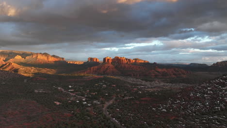 Timelapse-Del-Paisaje-Natural-Con-Montañas-De-Roca-Roja-Durante-La-Puesta-De-Sol-En-Sedona,-Arizona,-Estados-Unidos