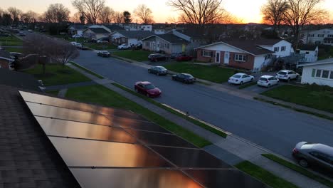 Das-Licht-Des-Sonnenuntergangs-Spiegelt-Sich-Auf-Dem-Solarpanel-Auf-Dem-Dach-Eines-Amerikanischen-Viertels