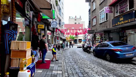 Trabzon,-Turquía:-Pasear-Por-Los-Coloridos-Y-Diversos-Mercados-De-Trabzon,-Disfrutar-De-Los-Vibrantes-Puestos,-Los-Productos-Locales-Y-El-Animado-Ambiente.