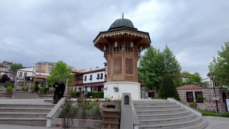 Ankara,-Türkiye:-Perspective-of-an-Ottoman-fountain-in-the-center-of-a-trendy-neighborhood,-blending-historic-charm-with-modern-vibrancy