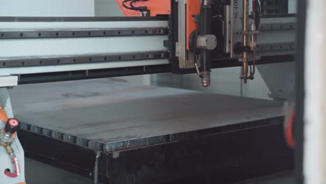 Máquina-De-Plasma-CNC-Automatizada-Que-Se-Prepara-Para-Cortar-Metal,-Establecidor