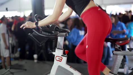 Anonyme-Fitnesstrainerin-Leitet-Einen-Großen-Spinning-Kurs