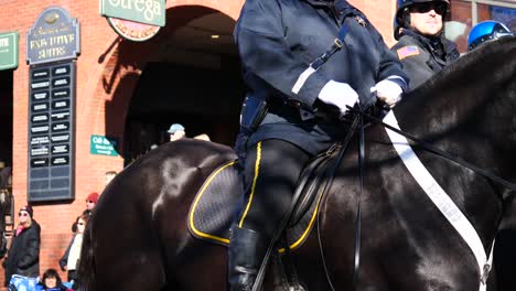 Polizisten-Reiten-Auf-Schwarzen-Pferden-Und-Winken-Während-Der-Thanksgiving-Parade-2019-In-Plymouth,-Massachusetts