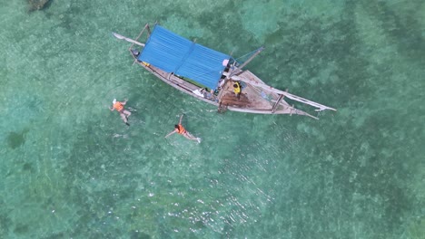 Turistas-Nadando-En-El-Arrecife-De-La-Isla-De-Kwale-De-Zanzíbar,-Tanzania