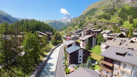 Zermatt,-Suiza,-Europa-En-Primavera,-Hermosa-Vista-Del-Matterhorn-Y-Las-Montañas-De-Los-Alpes-Suizos-Al-Fondo