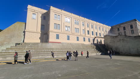 Turistas-En-El-Patio-De-Recreo-De-La-Antigua-Prisión-De-Alcatraz.