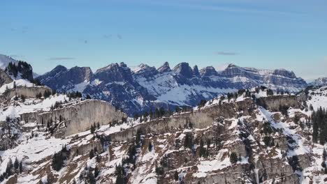 Churfirsten-Bergkette-Mit-Schneebedeckten-Gipfeln-Und-Schroffen-Klippen,-Die-Einen-Parallaxeffekt-In-Glarus-Nord,-Schweiz-Zeigen