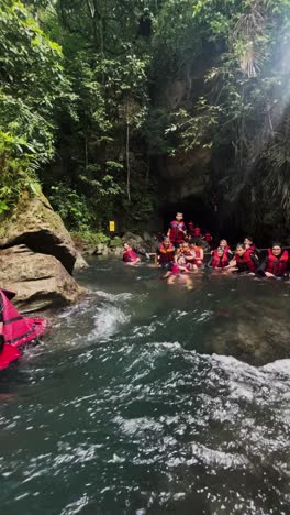 Participantes-De-Rafting-Deslizándose-Sobre-La-Corriente-De-Agua-Uno-Por-Uno-En-El-Río-Natural-En-La-Montaña