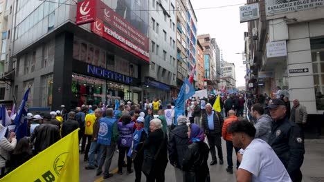 Trabzon,-Turquía:-Celebración-Del-1-De-Mayo,-Día-Internacional-De-Los-Trabajadores,-Con-Animados-Desfiles,-Discursos-Y-Festividades