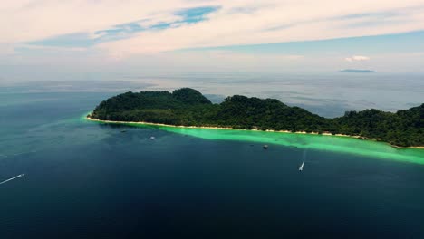 4K-Cinematic-nature-drone-footage-of-a-panoramic-aerial-view-of-the-beautiful-beaches-and-islands-surrounding-the-island-of-Koh-Lanta-in-Krabi,-South-Thailand,-on-a-sunny-day