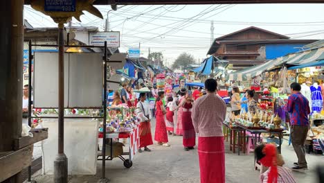 Timelapse-of-an-informal-market-in-the-streets-of-sangkhlaburi,-thailand-with-typical-clothes-and-tourists-enjoying-the-new-culture