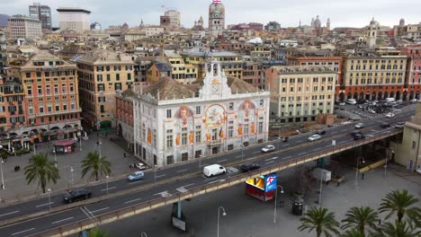 Paisaje-Urbano-De-Génova-Y-Zona-Portuaria-Concurrida,-Calles-Bulliciosas-Y-Arquitectura-Histórica-En-Liguria,-Italia,-Vista-Aérea
