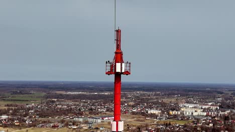 Luftdrohne-Dreht-Das-Wahrzeichen-Des-Kommunikationsturms-Um-Ein-Ländliches-Feld