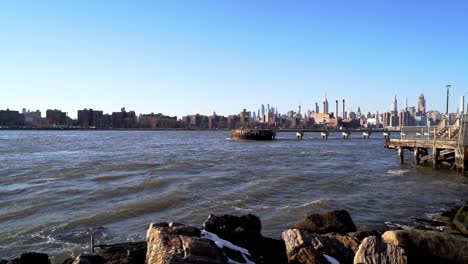 Kalter-Nachmittag,-Blick-Auf-Den-Fluss-Mit-Manhattan-Im-Hintergrund