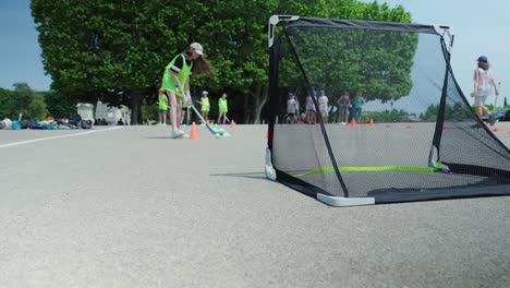 Toma-En-Cámara-Lenta-De-Una-Niña-Tratando-De-Marcar-Un-Gol-Mientras-Juega-Hockey