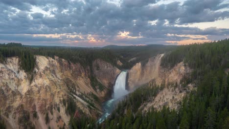 Lapso-De-Tiempo,-Parque-Nacional-De-Yellowstone,-Wyoming,-EE.UU.,-Cataratas-Inferiores-Y-Paisaje-Bajo-Las-Nubes