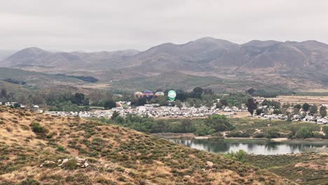 El-Dron-Del-Festival-Del-Vino-Y-El-Globo-De-Temecula-Vuela-Hacia-El-Festival-Donde-Se-Inflan-Cuatro-Globos-Atados