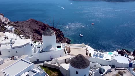 Toma-Aérea-De-Punto-De-Interés-Del-Molino-De-Viento-De-La-Isla-De-Santorini,-Grecia,-Material-De-Archivo-De-4k