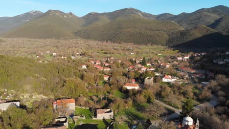 Vista-Aérea-De-Casas-En-El-Pequeño-Pueblo-De-Poliani-En-La-Región-Del-Peloponeso,-Grecia