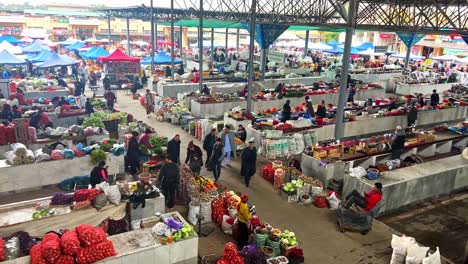 La-Gente-Visita-El-Bazar-Principal-Para-Comprar-Comestibles,-En-Samarcanda,-Uzbekistán.