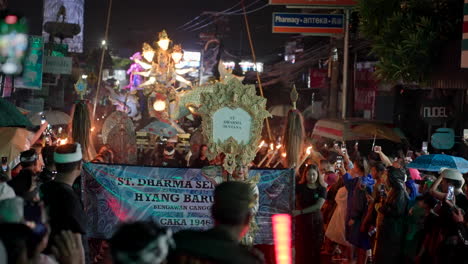 Intricate-traditional-beautifully-created-costumes,-people-procession