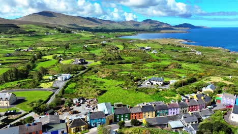 La-Belleza-Natural-De-West-Cork,Eyreies-Village,-Un-Pintoresco-Y-Colorido-Pueblo-En-El-Camino-Salvaje-Del-Atlántico-En-Verano,-La-Belleza-Natural-En-Su-Máxima-Expresión.