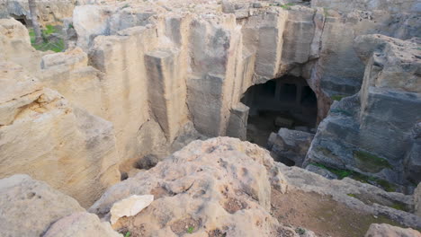 Eine-Alte-In-Den-Fels-Gehauene-Struktur-An-Der-Archäologischen-Stätte-In-Zypern