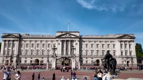 Buckingham-Palace-An-Einem-Sonnigen-Tag-Mit-Touristen-Und-Dem-Queen-Victoria-Memorial-Im-Vordergrund