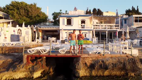 Vuelo-Con-Drones-Sobre-Una-Casa-De-Huéspedes-Y-Un-Restaurante-En-Anfeh,-Líbano