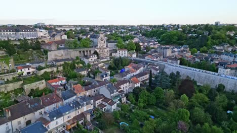 Stadtbild-Von-Poitiers-Und-Coligny-Cornet-Schule-Im-Hintergrund,-Frankreich