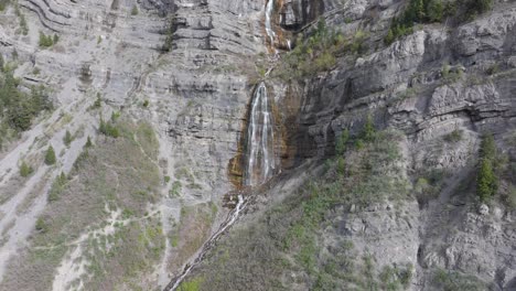 Empuje-Aéreo-Hacia-Dentro-Y-Sobre-El-Velo-Nupcial-Cae-En-American-Fork-Canyon,-Utah-Durante-La-Primavera