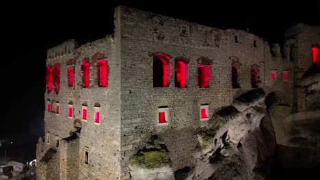 Castillo-Medieval-De-Ogrodzieniec-Sobre-La-Roca-Con-Paredes,-Durante-Una-Noche-Oscura