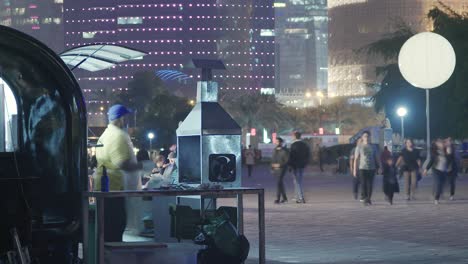 Vendedor-Ambulante-En-El-Sheraton-Park-En-Doha-Por-La-Noche