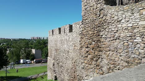 Mittelalterliche-Burg-Bedzin-Mit-Einem-Turm,-Weißen-Steinmauern-Und-Innenhof-An-Einem-Schönen-Sommertag,-Umgeben-Von-üppigem-Grün,-Unter-Einem-Klaren-Blauen-Himmel