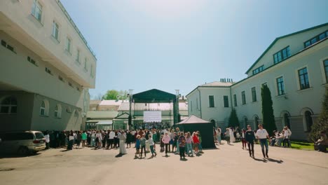 Patio-En-Letonia-Con-Estudiantes,-Alumnos,-Multitud-Y-Público-Asistiendo-A-Un-Concierto-Público-En-Primavera-En-La-Ciudad-De-Daugavpils.