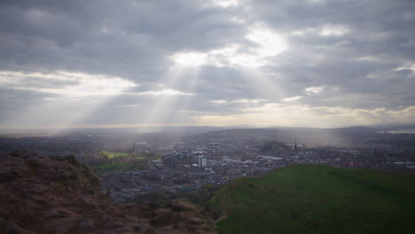 Dramatischer-Sonnenuntergang-über-Edinburgh-Von-Arthur&#39;s-Seat-Aus-Mit-Stadtbild-Und-Dämmerungsstrahlen
