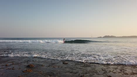 Surfista-4k-En-Butler-Bay,-Little-Andaman,-Islas-Andaman,-India