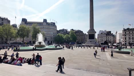 Turistas-Que-Visitan-Trafalgar-Square-En-Una-Mañana-De-Verano-En-Londres,-Inglaterra