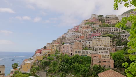Vista-De-Positano,-Un-Pueblo-Muy-Turístico-De-La-Costa-De-Amalfi-En-El-Sur-De-Italia-Colgando-De-Acantilados-Sobre-El-Mar,-Movimiento-Lento